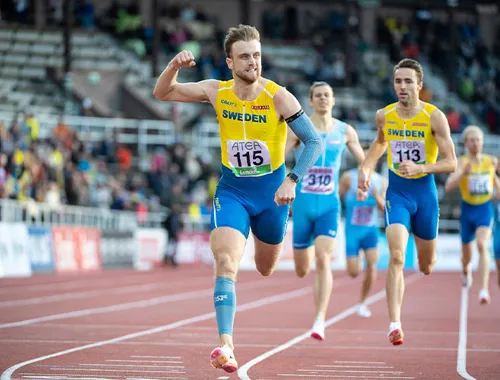 Erik Martinsson och Andreas Kramer under 800-metersloppet på Finnkampen 2021.